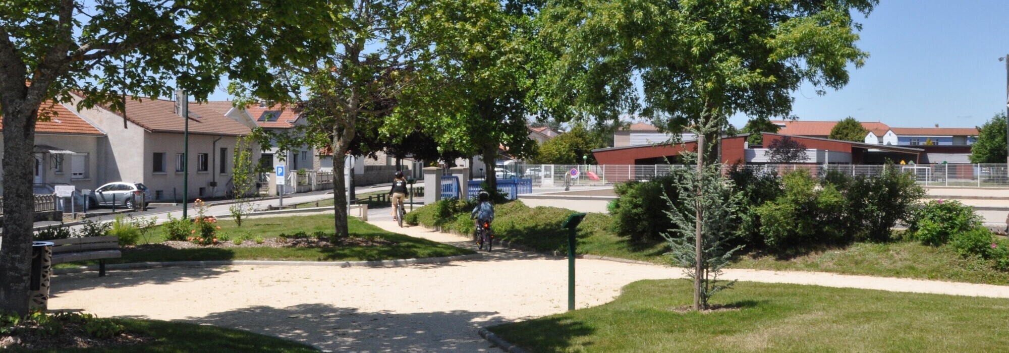 Enfants à vélo à la sortie du jardin des amoureux