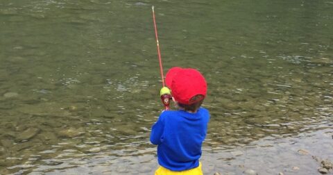 Enfant qui pêche