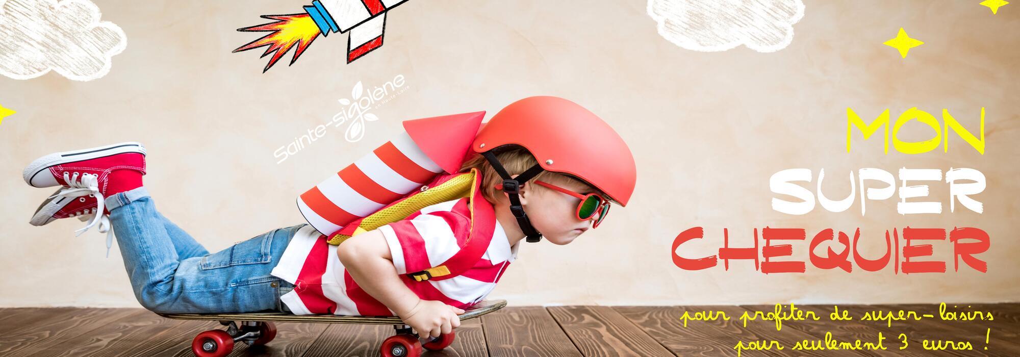 enfant couché sur un skateboard avec un fausse fusée sur le dos