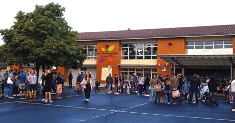 élèves et parents dans la cour de l'école Germaine Tillion élémentaire
