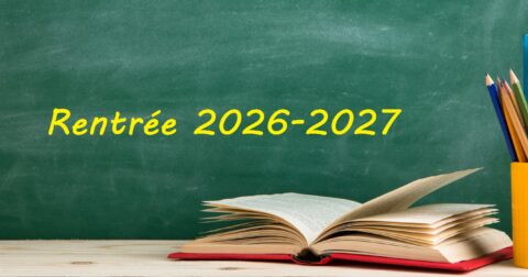 livre, pot à crayon et texte "rentrée 2026 2027"