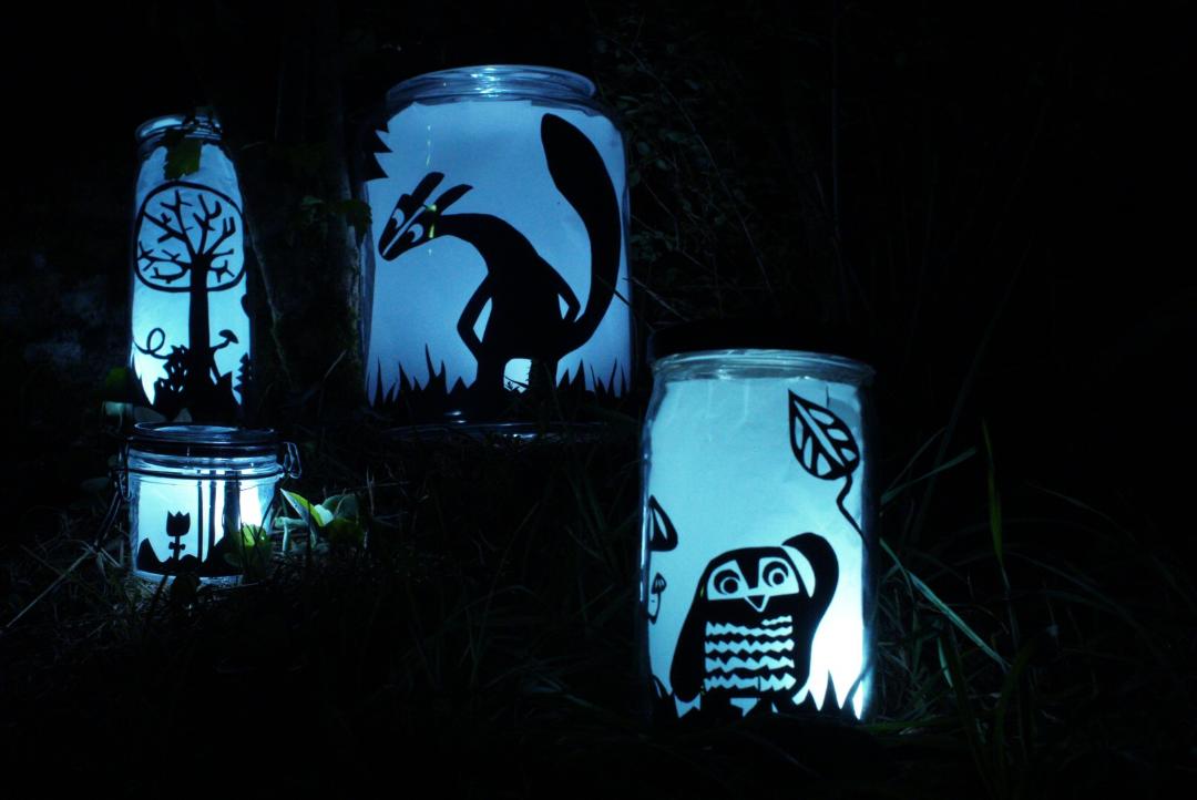 lanterne avec dessins allumée dans le noir