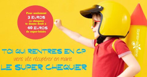 enfant avec casque, lunettes de soleil et fusée dans le dos